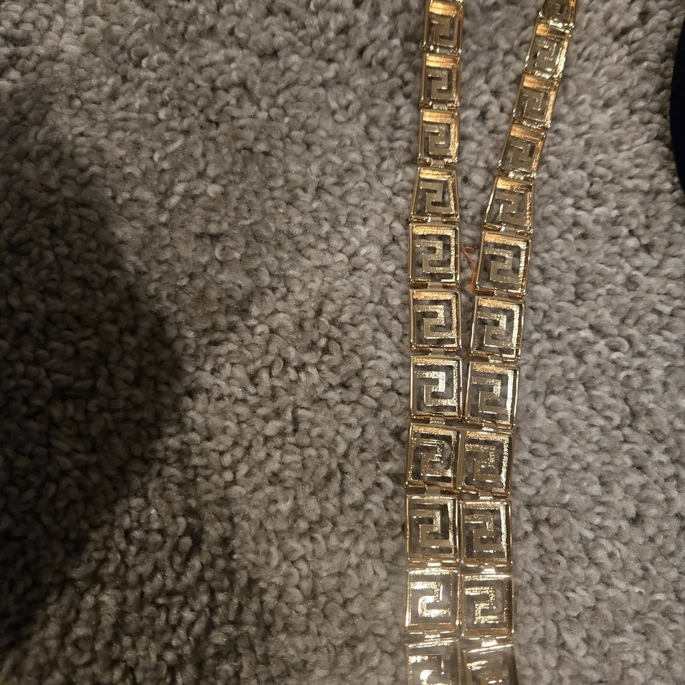 Elegant Gold Geometric Necklace